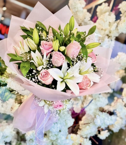 Pembe Buket Kağıdında Lilyuö ile Pembe Gül Buketi 